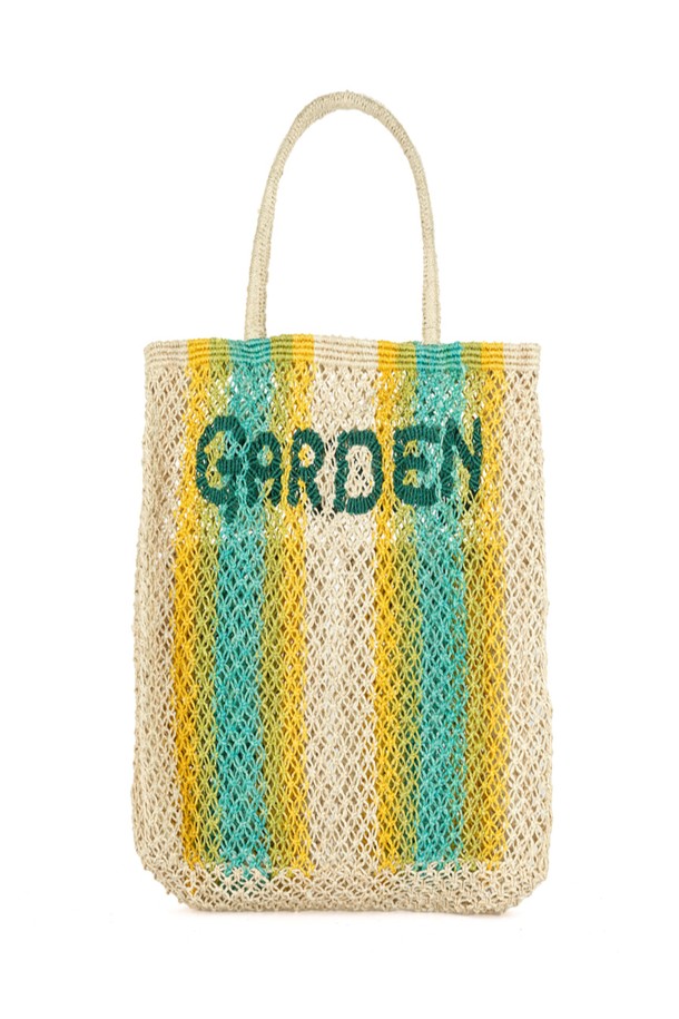 가든 - 내추럴, 옐로우, 아쿠아 쇼퍼백은 황마 소재로 제작되어 자연스러운 멋을 냅니다. 미디엄 사이즈에 레터링 무늬, 사각형 모양으로 디자인되었으며, 핸드메이드 특유의 섬세함과 천연 염료를 사용한 다채로운 컬러가 특징입니다. 가볍고 유연하며 부드러운 촉감을 자랑하며, 오픈형 잠금 방식으로 편리하게 사용 가능합니다. 일상, 쇼핑, 여행 등 다양한 용도로 활용 가능하며, 쇼핑룩, 여행룩, 캐주얼, 미니멀, 리조트 스타일과 잘 어울립니다.
