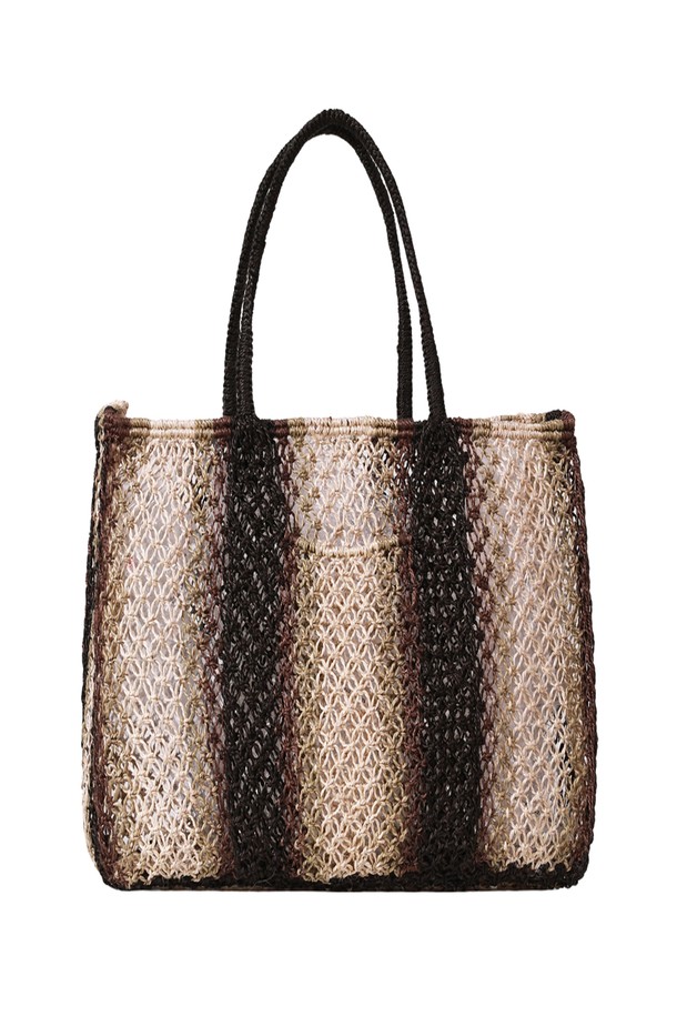 **Stripe Moonlight 플로렌스 백**

**Stripe Moonlight 플로렌스 백**은 여성용 가방으로, 황마 소재를 사용하여 내구성이 뛰어나고 수공예로 제작되었습니다. 미디엄 사이즈의 사각형 가방으로, 스트라이프 패턴이 돋보이며, 10~14kg의 넉넉한 수납 공간을 제공합니다. 가볍고 손잡이가 있어 편리하며, 오픈형 잠금 방식으로 제작되었습니다. 일상, 여행, 쇼핑 시 **여행룩, 쇼핑룩, 휴가룩**에 **캐주얼, 에스닉, 리조트** 스타일로 연출하기 좋습니다. 천연 염색 제품이므로 물과 직사광선을 피해 관리해야 합니다.
