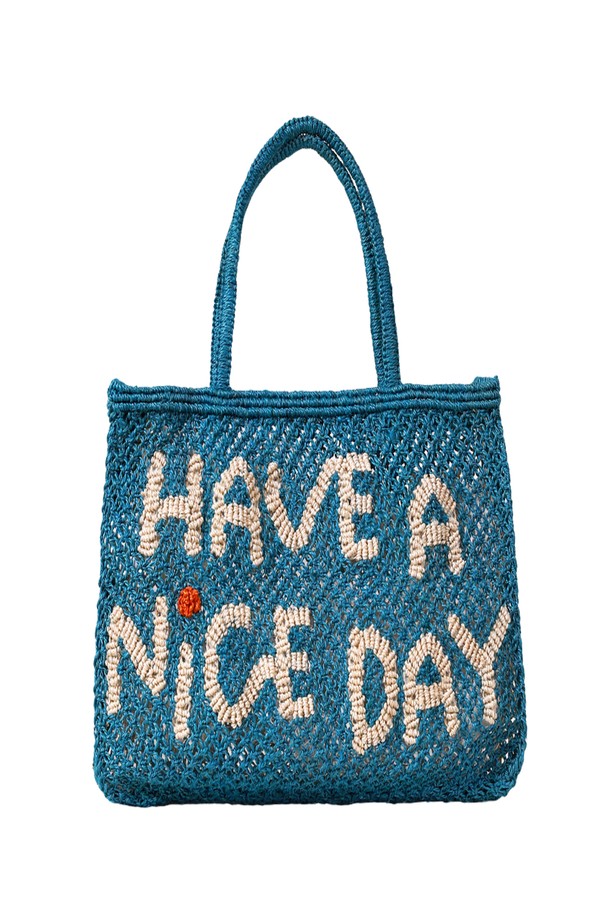 해피 데이 백 스몰 백은 산뜻한 블루 컬러의 토트백으로, 캐주얼, 미니멀, 리조트 스타일을 연출하기 좋습니다. 황마 소재로 제작되어 가볍고 유연하며 내구성이 뛰어나, 쇼핑, 여행, 휴가 등 다양한 TPO에 활용할 수 있습니다. "Have A Nice Day" 레터링 디자인이 돋보이며, 넉넉한 수납공간과 10-14kg의 하중을 견디는 실용성을 갖춘 미디엄 사이즈 가방입니다. 오픈형으로 편안하게 사용 가능하며, 자연 염색 특성상 젖거나 마찰 시 변색될 수 있습니다.

