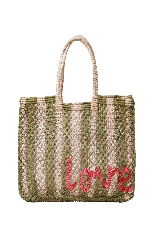 라비니아 러브 백 - 아미 앤 내추럴은 여성용 가방으로, 황마 소재의 미디엄 사이즈 사각 가방입니다. 아미(Army)와 내추럴(Natural) 컬러의 레터링 무늬가 돋보이며, 손잡이가 있어 편리하게 사용 가능합니다. 핸드메이드 방식으로 제작되었으며, 최대 10-14kg의 하중을 견딜 수 있어 넉넉한 수납력을 자랑합니다. 자연 염색 제품으로, 물에 젖거나 햇빛에 노출 시 색상 변화가 있을 수 있으며, 사용에 따라 형태가 변형될 수 있습니다. 오픈형 잠금 방식으로, 일상, 쇼핑, 여행 등 다양한 상황에서 캐주얼, 미니멀, 에스닉 스타일을 연출할 수 있습니다.
