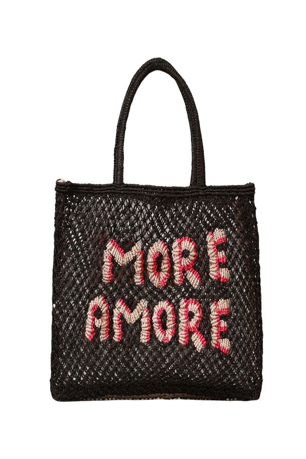모어 아모르 스몰 백 - 블랙 앤 내추럴(More Amore Small Bag - Black and Natural)은 여성용 쇼퍼 토트백 스타일의 가방입니다. 천연 소재인 주트(Jute)를 사용하여 가볍고 유연하며 내구성이 뛰어나, 10-14kg의 하중을 견딜 수 있습니다. 블랙과 내추럴 두 가지 색상으로 제공되며, 레터링 디자인이 특징입니다. 일상, 쇼핑, 여행 등 다양한 용도로 활용 가능하며, 미니멀하고 캐주얼한 스타일을 연출하기 좋습니다. 가방 내부는 수납이 용이하도록 디자인되었습니다.
