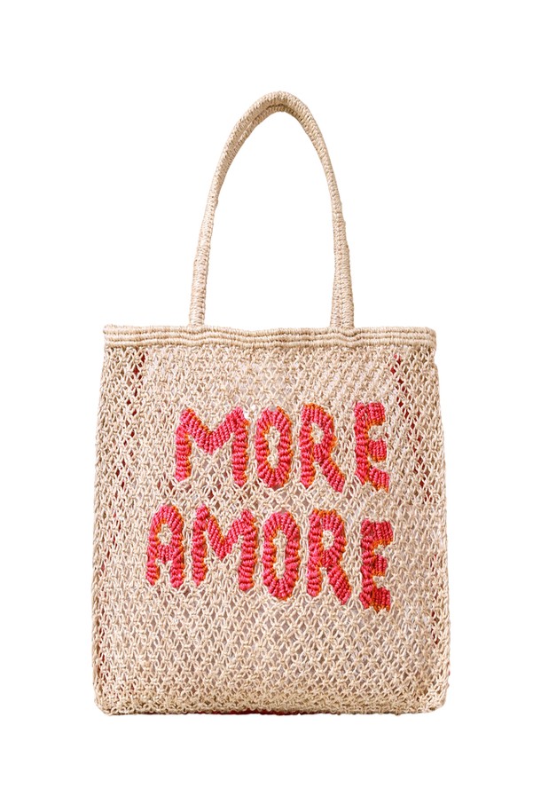 모어 아모르 스몰 백 - 내추럴 & 핫핑크는 자연스러운 멋을 담은 여성 토트백입니다. 황마 소재에 레터링 디자인으로 포인트를 주었으며, 스몰 사이즈로 일상, 쇼핑, 여행 등 다양한 TPO에 활용할 수 있습니다. 핫핑크와 내추럴 컬러 조합이 세련된 스타일을 연출하며, 핸들 드롭 18cm로 편안하게 들 수 있습니다. 최대 10-14kg의 하중을 견디는 튼튼한 내구성을 자랑하며, 핸드메이드 및 자연 염색 방식으로 제작되었습니다.
