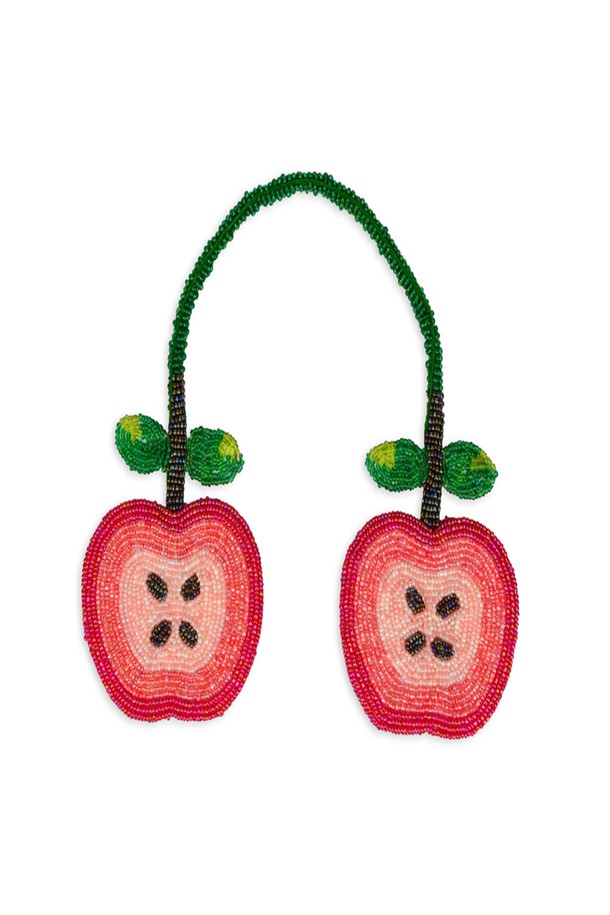 애플 백 참(Apple Bag Charm)은 여성스러운 스타일을 완성해 줄 가방 참/키링입니다. 비즈 소재로 제작되었으며, 레드와 그린 두 가지 색상의 사과 모양 디자인으로 제작되었습니다. 핸드메이드 방식으로 제작되어 입체적인 디자인이 돋보이며, 데이트룩, 쇼핑룩, 카페룩 등 다양한 TPO에 활용 가능합니다. 걸리시, 캐주얼, 로맨틱 스타일을 즐겨 입는 분들에게 추천하며, 총 길이 29cm로 가방에 포인트를 더하기 좋습니다. 수작업으로 만들어져 각 제품마다 약간의 차이가 있을 수 있습니다.
