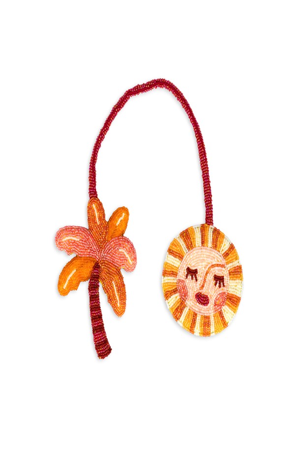 팜 트리 & 썬 백 참(Bag Charm)은 휴가룩, 리조트룩, 여행룩에 완벽하게 어울리는 가방 참/키링입니다. 비즈 소재로 제작되었으며, 빨간색과 오렌지색 컬러의 야자수와 태양 프린트 무늬가 에스닉하고 캐주얼한 스타일을 연출합니다. 핸드메이드로 제작되어 각 제품마다 미세한 차이가 있으며, 29cm 스트랩으로 다양한 가방에 간편하게 스타일링할 수 있습니다. 개성 넘치는 디자인의 이 가방 참은 당신의 스타일에 특별함을 더해줄 것입니다.
