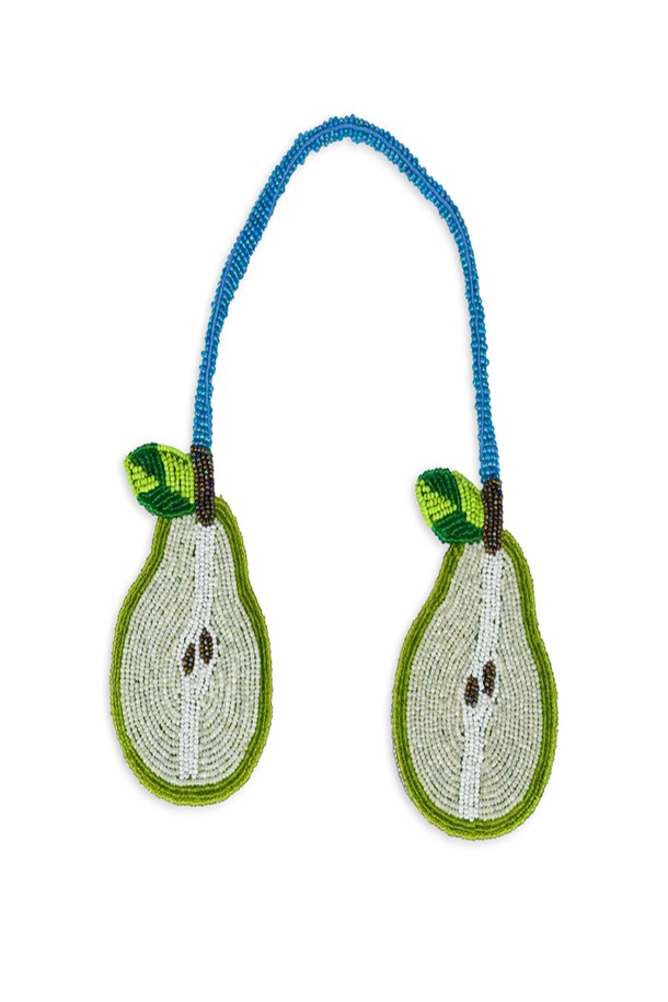 싱그러운 배 모양을 담은 사랑스러운 "Pear Bag Charm"입니다. 비즈 소재로 섬세하게 수작업 되어 화이트, 그린, 블루 세 가지 다채로운 색상으로 만나볼 수 있습니다. 가방에 포인트를 더해줄 특별한 아이템으로, 일상 속 당신의 스타일을 더욱 돋보이게 해줍니다.
