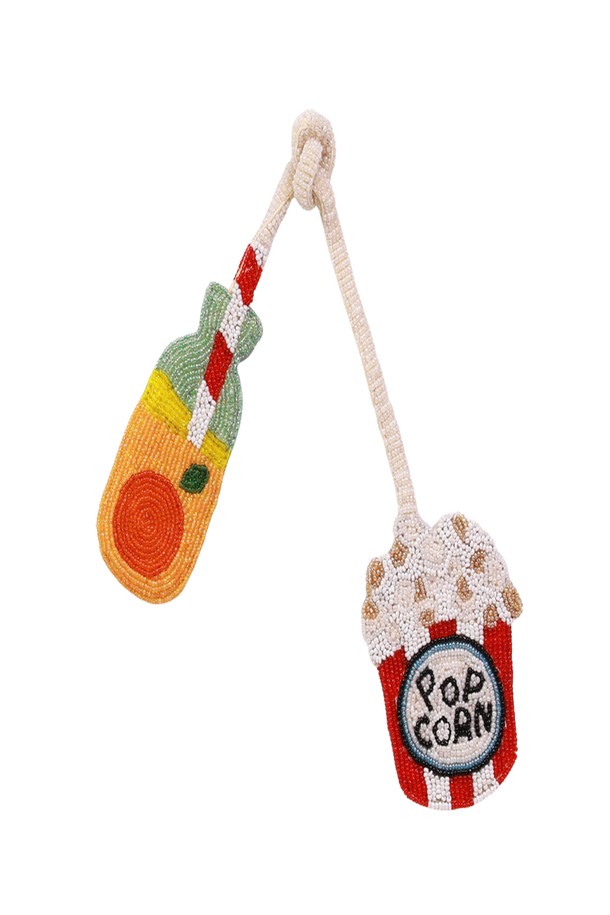 **Popcorn & Juice Bag Charm**

핸드메이드 비즈와 참 장식으로 디자인된 멀티컬러 가방 참입니다. 입체적인 팝콘과 주스 모양이 특징이며, 가방에 포인트를 더해주는 귀엽고 유니크한 아이템입니다. 스트랩 길이는 29cm로, 다양한 스타일링에 활용 가능하며 여성분들에게 잘 어울립니다.
