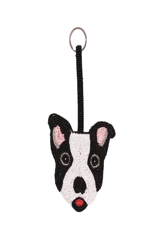 강아지 모양을 모티브로 한 깜찍한 댕댕이 키링입니다. 비즈 장식과 O링이 포함된 핸드메이드 제품으로, 걸리시, 미니멀, 로맨틱 스타일을 즐겨 입는 여성분들께 추천합니다. 화이트, 블랙, 핑크 세 가지 색상으로 출시되어 데이트룩, 쇼핑룩, 카페룩 등 다양한 TPO에 매치하기 좋습니다. 장식용으로 사용하기 좋으며, 수공예 특유의 섬세함이 돋보이는 사랑스러운 아이템입니다.
