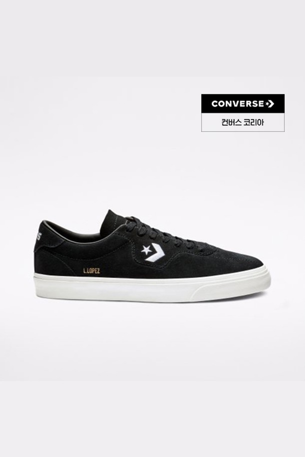 컨버스(Converse) 루이 로페즈 프로 인트로 팩 블랙 163261C는 여성 고객을 위한 스웨이드 & 캔버스 소재의 로우탑 스니커즈입니다. 블랙 컬러에 라운드 앞코 디자인이 특징이며, 컨버스의 시그니처 모델로 화이트 아웃솔과 레이스업 여밈으로 클래식한 매력을 더했습니다. 일상, 스케이트보드 용도로 적합하며, 봄, 여름, 가을 계절에 착용하기 좋습니다. 동네 마실룩, 산책룩, 캐주얼, 미니멀, 스트리트 스타일을 즐기는 분들께 추천합니다.
