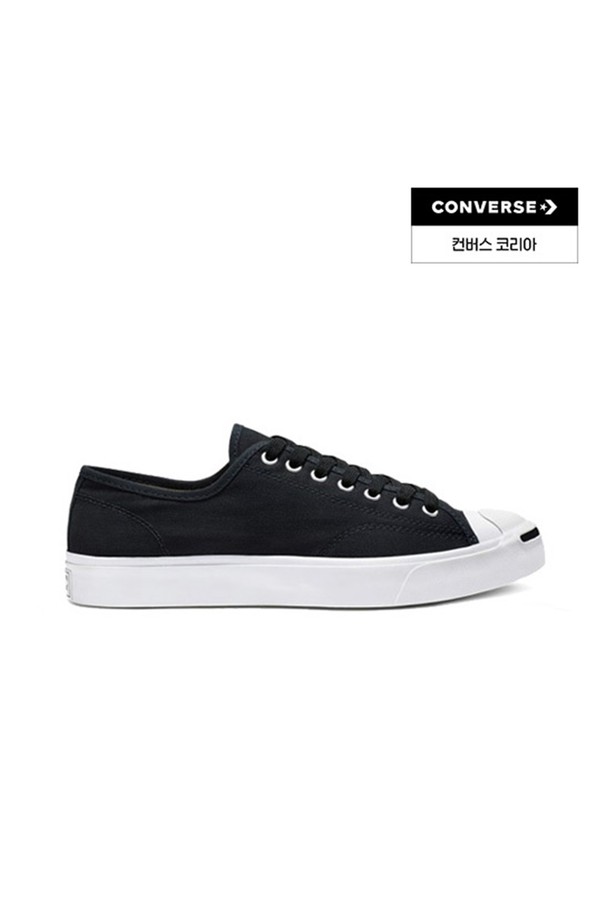 컨버스 잭퍼셀 클래식 164056C는 여성용 캔버스화입니다. 블랙 컬러의 라운드 앞코 디자인으로, 일상 및 캐주얼 스타일에 적합합니다. 캔버스 소재와 고무 소재의 조합으로 제작되었으며, 봄, 여름, 가을 계절에 착용하기 좋습니다. 밑창은 헤링본 패턴으로 디자인되었고, 로우탑 디자인에 레이스업 방식으로 신발을 여밀 수 있습니다. 오솔라이트 인솔, 시그니처 스마일 디자인, 헤링본 패턴 아웃솔이 특징이며, 동네 마실룩이나 산책룩, 캐주얼, 미니멀, 클래식 스타일에 잘 어울립니다.
