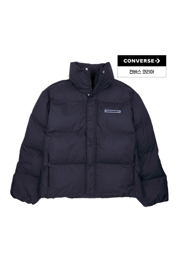 [컨버스] 수퍼 푸퍼 재킷 컨버스 블랙 10025257-A01은 겨울철 따뜻함과 스타일을 동시에 잡을 수 있는 푸퍼 스타일의 패딩 재킷입니다. 방풍 기능과 보온성을 갖춘 두꺼운 두께감의 나일론 소재로 제작되어 추운 날씨에도 든든하게 착용할 수 있습니다. 블랙 컬러의 무지 디자인에 오버핏으로 제작되어 스포티하면서도 캐주얼한, 미니멀한 스타일을 연출합니다. 일상, 스포츠 활동은 물론, 산책이나 여행 시에도 편안하게 활용할 수 있는 활용도 높은 아이템입니다. 집업 방식으로 간편하게 착용 가능하며, 긴 소매 기장으로 보온성을 더욱 높였습니다.
