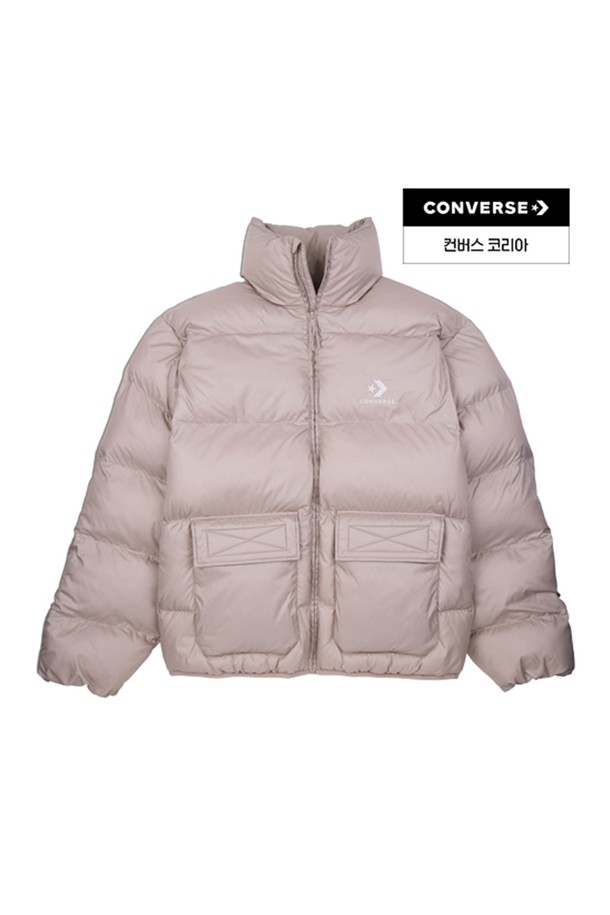[컨버스] 패치 포켓 코어 푸퍼 비치 스톤 10023798-A04는 겨울철 캐주얼룩과 스포티룩을 연출하기 좋은 여성/남성 공용 푸퍼 재킷입니다. 부드러운 촉감의 나일론 소재로 제작되었으며, 안감은 패딩 처리되어 두꺼운 두께감으로 따뜻함을 제공합니다. 무지 디자인에 오버핏으로 편안한 착용감을 선사하며, 크롭 기장과 긴 소매, 집업 여밈 방식으로 디자인되었습니다. 패치 포켓 디테일이 돋보이며, 베이지 및 스톤 컬러 배색으로 다양한 겨울 데일리룩, 산책룩, 여행룩에 활용하기 좋습니다.
