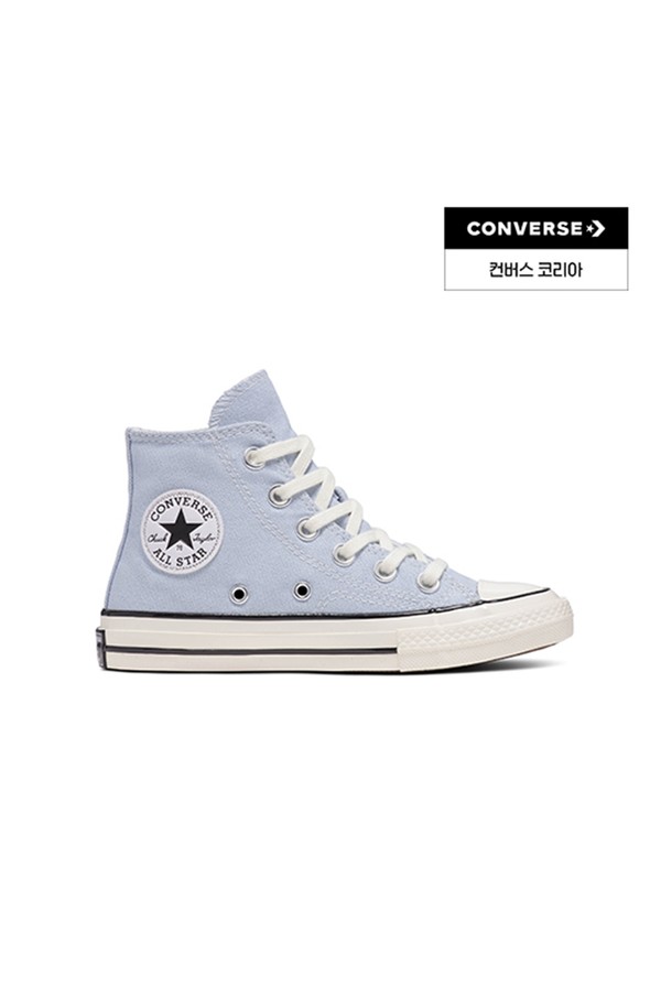 [컨버스] 척 70 클라우디 데이즈 A06417C는 하늘색과 화이트 컬러 배색이 돋보이는 여성용 하이탑 스니커즈입니다. 캔버스 소재로 제작되어 봄, 여름, 가을 계절에 캐주얼하고 편안하게 착용하기 좋습니다. 라운드 앞코와 플랫 굽 디자인으로 활동성을 높였으며, 무지 패턴에 클래식 디자인과 시그니처 올스타 패치가 더해져 미니멀하면서도 스타일리시한 산책룩을 연출합니다. 레이스업 방식으로 발을 안정적으로 잡아주어 편안함을 제공합니다. 
