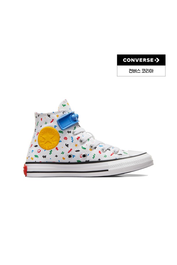 컨버스 척테일러 올스타 이지 온 두들스 화이트 A06316C는 여성스러운 스타일을 연출하기 좋은 스니커즈입니다. 캔버스 소재에 라운드 앞코, 하이탑 디자인으로 편안한 착용감을 제공합니다. 화이트 바탕에 멀티컬러의 프린트, 도트 패턴이 귀엽고 사랑스러운 분위기를 더하며, 이지 온(Easy On) 기능으로 신고 벗기 편리합니다. 봄, 여름, 가을 계절에 산책룩, 봄 소풍룩 등 캐주얼, 미니멀, 걸리시 스타일에 매치하여 개성 있는 스타일을 완성해 보세요. 레이스업 방식으로 끈을 묶어 안정감 있게 신을 수 있습니다.
