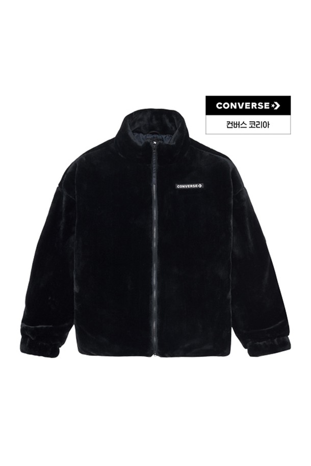 [컨버스] 폭스 퍼 재킷 블랙 10023526-A01은 부드러운 촉감의 폴리에스테르 소재로 제작되어 가을과 겨울에 따뜻하게 착용할 수 있는 두꺼운 두께의 자켓입니다. 공용으로 출시되어 누구나 편안하게 즐길 수 있으며, 캐주얼 및 스트릿 스타일을 연출하기에 좋습니다. 블랙 컬러의 무지 디자인에 긴 소매와 레귤러 핏으로, 다양한 스타일링에 활용할 수 있습니다. 집업 여밈 방식과 퍼 디테일이 돋보이며 안감 또한 퍼로 처리되어 보온성을 높였습니다.
