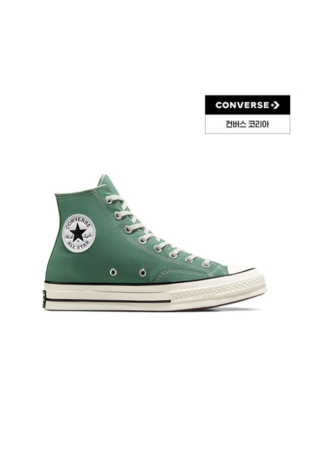 [컨버스] 척 70 시즈널 컬러 어드마이어 엘름 A06521C는 캔버스 소재의 여성용 스니커즈입니다. 라운드 앞코와 하이탑 디자인으로, 봄, 여름, 가을 계절에 맞춰 일상, 산책, 소풍 등 다양한 TPO에 활용하기 좋습니다. 그린 컬러에 무지 패턴으로 미니멀하고 클래식한 스타일을 연출하며, 레이스업 방식의 신발 끈과 플랫 굽으로 편안한 착용감을 제공합니다. 척 70 특유의 디자인과 시즈널 컬러, 고무 아웃솔이 특징입니다.

