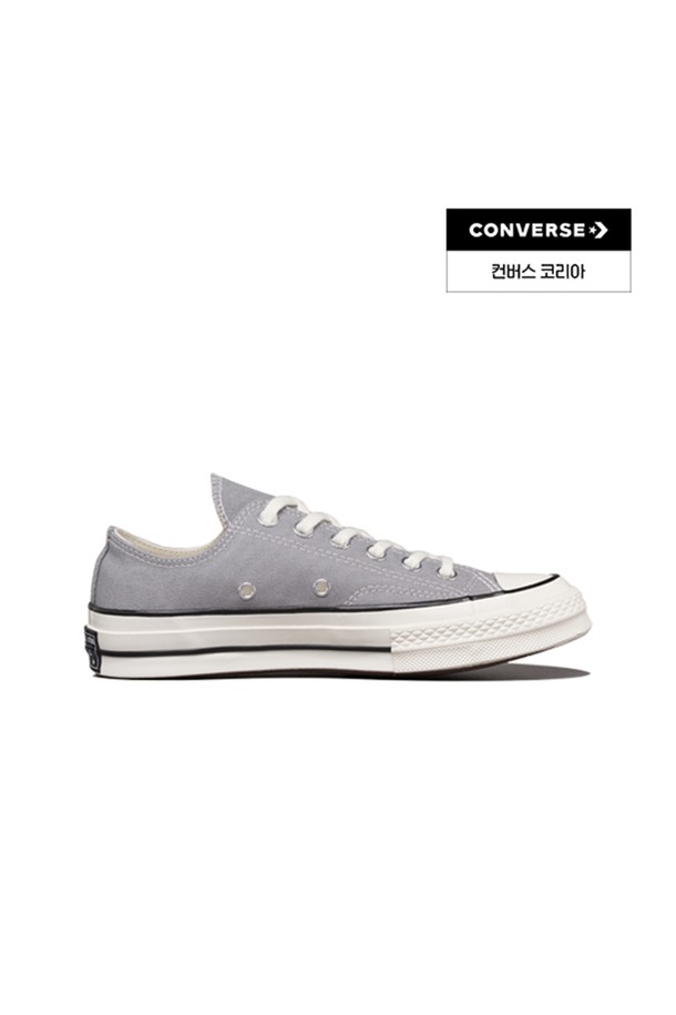 [컨버스] 척 70 시즈널 컬러 콘크리트 그레이 A12491C는 컨버스 척 70 시리즈의 여성용 운동화입니다. 캔버스 소재로 제작되었으며, 일상 및 캐주얼 스타일에 적합합니다. 콘크리트 그레이 컬러와 무지 패턴으로 미니멀하고 클래식한 디자인을 연출합니다. 봄, 여름, 가을 계절에 맞춰 동네 마실룩, 산책룩 등 다양한 TPO에 활용하기 좋습니다. 라운드 앞코와 로우탑, 레이스업 스타일로 편안하게 착용할 수 있습니다.
