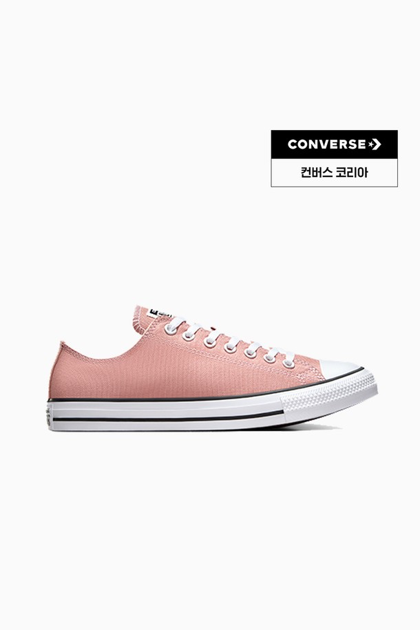 세련된 스타일을 완성하는 [컨버스] 척테일러 올스타 캐년 클레이 A11173C 여성 캔버스화입니다. 캐주얼하고 미니멀한 스타일을 연출하기에 좋으며, 봄, 여름, 가을 계절에 산책룩이나 동네 마실룩에 매치하기 좋습니다. 부드러운 캔버스 소재와 라운드 앞코 디자인으로 편안한 착용감을 선사하며, 로우탑 디자인과 레이스업 방식으로 발을 안정적으로 감싸줍니다. 클래식한 디자인과 플랫 굽으로 어떤 옷에도 잘 어울리는 데일리 아이템입니다.
