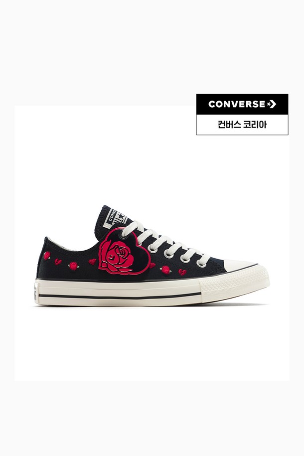 [컨버스] 척테일러 올스타 로즈 블랙 A13651C는 여성용 캔버스화입니다. 블랙 캔버스 소재에 로즈 플라워 패턴이 돋보이며, 로우컷 디자인으로 캐주얼하고 미니멀한 스타일을 연출합니다. 데이트룩이나 봄 소풍룩에 어울리며, 레이스업 방식으로 편안하게 착용할 수 있습니다. 굽 높이는 로우, 굽 타입은 플랫이며, 일상생활에서 폭넓게 활용하기 좋은 아이템입니다.
