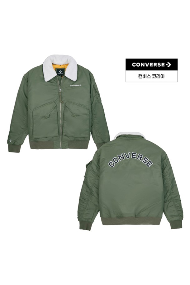 [컨버스] 트랜지셔널 패디드 재킷 유틸리티 10026921-A02는 캐주얼 및 스포티 스타일을 연출하기 좋은 유니섹스 패디드 재킷입니다. 가을과 겨울에 착용하기 적합하며, 카키 및 올리브 컬러로 제공됩니다. 넉넉한 두께감과 부드러운 촉감의 나일론 소재로 제작되었으며, 긴 소매와 레귤러핏 디자인이 특징입니다. 양털 카라, 유틸리티 디자인, 포켓 디테일이 돋보이며, 집업 여밈 방식과 패딩 안감으로 보온성을 높였습니다. 

