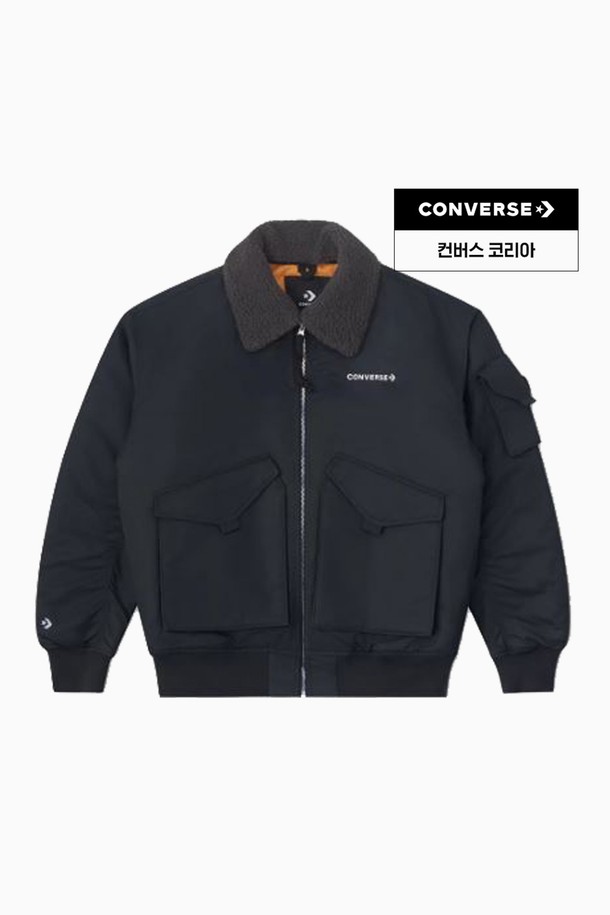 [컨버스] 트랜지셔널 패디드 재킷 컨버스 블랙 10026921-A03은 가을과 겨울철에 적합한 남녀 공용 패디드 재킷입니다. 나일론 소재로 제작되어 부드러운 촉감을 제공하며, 두꺼운 두께감으로 보온성을 높였습니다. 레귤러핏에 집업 스타일로 간편하게 착용 가능하며, 캐주얼, 스포티, 미니멀한 스타일을 연출하기 좋습니다. 무지 디자인과 블랙 컬러로 다양한 출근룩에 활용할 수 있습니다. 카라 디테일이 돋보이는 긴 소매의 레귤러 기장 아우터입니다.
