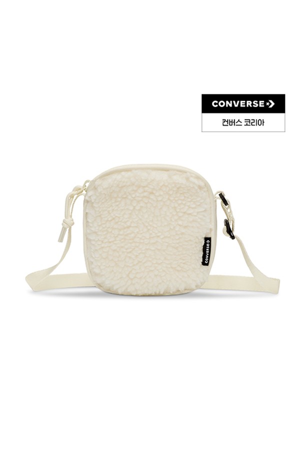 컨버스 셰르파 플로팅 포켓 에그렛 크로스백은 부드러운 셰르파 소재와 아이보리 컬러, 에그렛 컬러의 조화로 포근하고 세련된 분위기를 연출합니다. 가방 전면에 플로팅 포켓 디테일이 돋보이며, 수납의 실용성을 더했습니다. 스몰 사이즈의 사각형 디자인으로, 캐주얼, 미니멀, 클래식 스타일에 모두 잘 어울립니다. 지퍼형 잠금 방식으로 소지품을 안전하게 보관할 수 있으며, 산책룩, 여행룩, 데이트룩 등 다양한 TPO에 활용하기 좋습니다. 여성스러운 스타일을 완성해 줄 컨버스 크로스백입니다.

