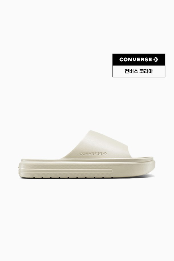 [컨버스] 에센셜 슬라이드 파피루스 A12175C는 남녀 공용으로 편안하게 착용할 수 있는 슬라이드 슬리퍼입니다. 부드러운 고무 소재를 사용하여 제작되었으며, 굽 높이가 플랫하여 안정적인 착용감을 제공합니다. 파피루스 컬러에 컨버스 로고가 심플하게 디자인되어 캐주얼, 미니멀, 리조트룩 등 다양한 스타일에 매치하기 좋습니다. 봄, 여름 시즌 일상생활뿐만 아니라 가벼운 휴가나 리조트에서도 활용하기 좋은 아이템입니다. 오픈형 디자인으로 편안하게 신고 벗을 수 있습니다.
