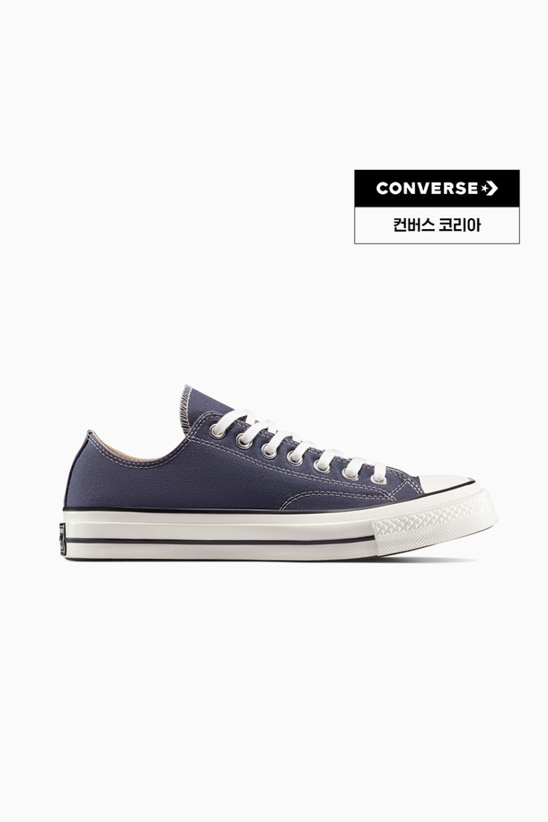 [컨버스] 척 70 콜드 스태어 A13340C는 일상과 캐주얼 스타일에 적합한 신발입니다. 네이비 컬러의 캔버스 소재로 제작되어 사계절 내내 착용할 수 있으며, 라운드 형태의 앞코와 레이스업 디자인이 특징입니다. 로우탑 디자인으로 편안한 착용감을 제공하며, 플랫 형태의 굽으로 안정적인 활동성을 보장합니다. 클래식, 캐주얼, 미니멀 스타일을 즐겨 입는 분들께 '동네 마실룩'과 '산책룩'에 매치하기 좋은 아이템입니다.
