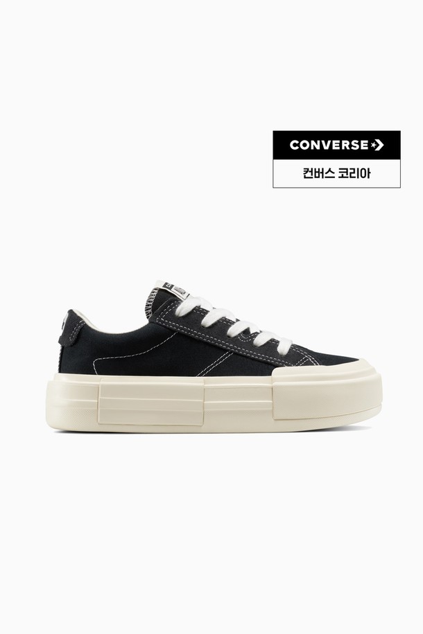 [컨버스] 척테일러 올스타 크루즈 블랙 A17682C는 여성용 캔버스화입니다. 블랙 컬러의 무지 디자인으로, 라운드 앞코와 레이스업 잠금장치가 특징입니다. 봄, 여름, 가을 계절에 착용하기 좋으며, 일상생활과 산책룩에 어울리는 클래식하고 캐주얼한 스타일을 연출할 수 있습니다. 굽 높이는 낮고 플랫 타입이며, 로우탑 디자인으로 발목이 편안합니다. 캔버스 소재로 제작되어 편안한 착용감을 제공합니다.