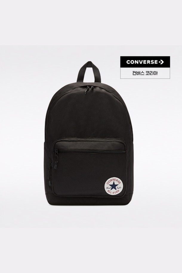[컨버스] 고 2 백팩 블랙 UA5796-023은 여성 고객을 위한 미디엄 사이즈 백팩입니다. 블랙 색상의 나일론 소재로 제작되었으며, 심플한 디자인에 컨버스 로고 패치가 돋보입니다. 사각형 모양에 지퍼형 잠금 방식으로 내용물을 안전하게 보관할 수 있으며, 일상 및 출근, 여행룩에 모두 활용 가능합니다. 미니멀, 캐주얼, 클래식 스타일을 즐겨 입는 분들께 추천하는 아이템입니다.
