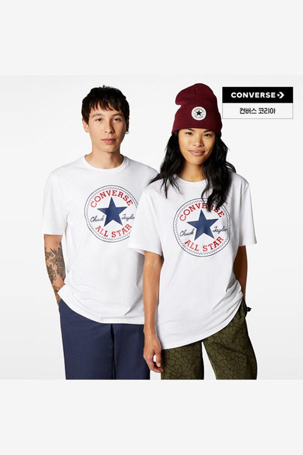 [컨버스] 올스타 패치 스탠다드 핏 티셔츠 화이트 MCH737-001는 컨버스 올스타 패치 디자인이 돋보이는 공용 티셔츠입니다. 봄, 여름, 가을에 착용하기 좋으며, 부드러운 면 소재로 제작되어 편안한 착용감을 제공합니다. 라운드넥에 반소매 기장으로 디자인되었으며, 스탠다드핏으로 캐주얼하고 스포티한 스타일을 연출합니다. 일상생활에서 미니멀하게 활용하기 좋은 화이트 컬러의 티셔츠입니다. 
