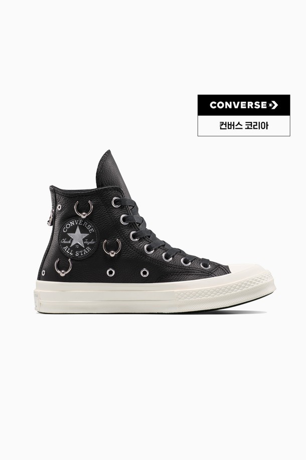 [컨버스] 척 70 블랙 A14451C는 심플하고 세련된 디자인의 여성용 운동화입니다. 클래식 디자인에 캔버스 소재를 사용하여 편안한 착용감을 제공하며, 라운드 앞코와 하이탑 디자인이 특징입니다. 블랙 컬러와 무지 패턴으로 다양한 캐주얼 룩에 매치하기 좋으며, 사계절 모두 활용 가능합니다. 아이렛 장식과 척테일러 시그니처, 러버 아웃솔이 적용되어 컨버스 특유의 스타일을 완성합니다. 레이스업 방식의 신발 여밈으로 발에 맞게 조절하여 착용할 수 있습니다.
