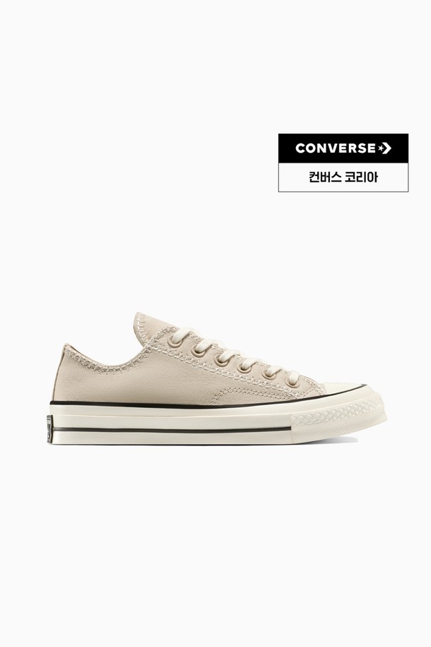 컨버스(Converse) 척 70 파피루스 A15156C는 여성용 신발입니다. 봄, 여름, 가을 계절에 어울리는 캔버스 소재의 로우탑 스니커즈로, 라운드 앞코와 플랫 굽 디자인이 특징입니다. 파피루스와 베이지 두 가지 색상으로 출시되었으며, 무지 패턴에 레이스업 방식으로 편안하게 신을 수 있습니다. 일상, 봄 소풍룩, 산책룩 등 캐주얼, 클래식, 미니멀 스타일을 즐기는 분들께 추천합니다.
