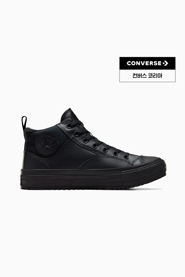 [컨버스] 척테일러 올스타 몰든 스트리트 부츠 블랙 A04478C는 여성용 스니커즈로, 사계절 내내 착용 가능한 부츠형 디자인입니다. 블랙 컬러의 가죽 소재와 라운드 앞코, 레이스업 여밈이 특징이며, 플랫 굽으로 편안함을 제공합니다. 캐주얼, 미니멀, 스트리트 스타일을 모두 아우르며, 출근룩에도 잘 어울리는 아이템입니다. 무지 패턴으로 어떤 스타일에도 쉽게 매치할 수 있습니다. 하이탑 디자인이 발목을 감싸 안정감을 더합니다.
