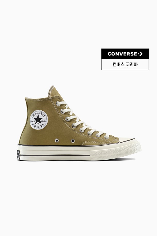 [컨버스] 척 70 스웜프 코어 A13333C는 여성 고객을 위해 디자인된 캔버스화입니다. 베이지와 화이트 컬러 배색으로, 봄, 여름, 가을 계절에 산뜻하게 신을 수 있습니다. 라운드 앞코와 하이탑 디자인이 특징이며, 캔버스 소재와 레이스업 여밈으로 클래식하고 빈티지한 무드를 연출합니다. 캐주얼, 클래식, 미니멀 스타일을 즐겨 입는 분들께 산책룩, 봄 소풍룩과 함께 매치하여 세련된 스타일을 완성해 보세요.
