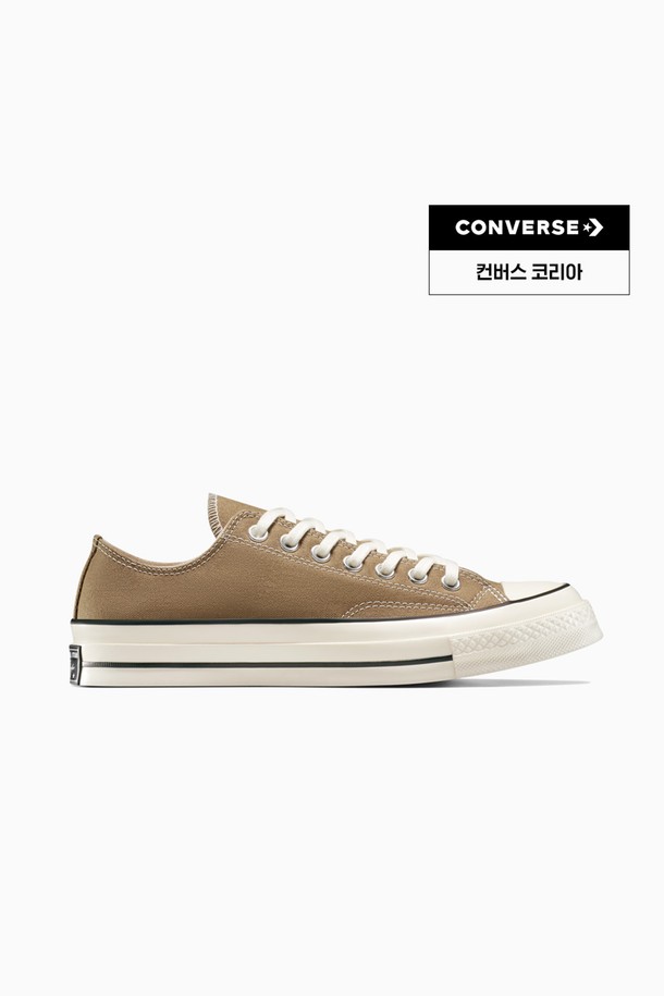 [컨버스] 척 70 스웜프 코어 A13339C는 베이지와 화이트 색상으로 출시된 여성용 캔버스화입니다. 일상, 산책룩, 캐주얼, 클래식, 미니멀 스타일 연출에 적합하며, 봄, 여름, 가을 계절에 착용하기 좋습니다. 라운드 앞코에 레이스업 방식으로 편안하게 신을 수 있으며, 플랫 굽과 로우탑 디자인으로 활동성을 높였습니다. 캔버스 소재와 고무 아웃솔을 사용하여 내구성을 강화한 클래식 디자인의 신발입니다.
