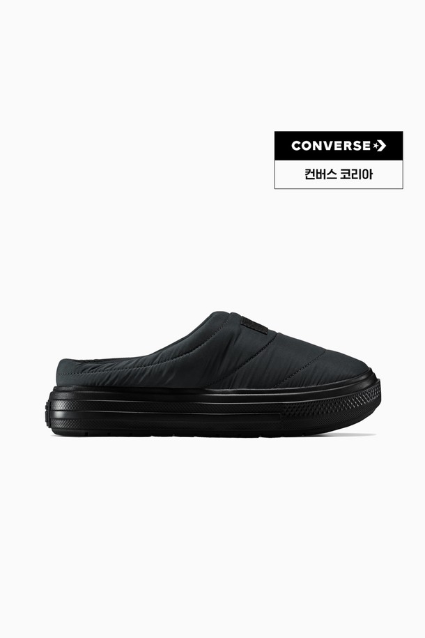 [컨버스] 척테일러 올스타 엘리먼츠 뮬 블랙 A13893C는 컨버스 특유의 캔버스 소재와 로우탑 디자인으로 제작된 여성용 뮬입니다. 발등을 덮는 슬립온 스타일로, 간편하게 착용 가능하며 봄, 여름 시즌에 시원하게 신을 수 있습니다. 블랙 컬러의 무지 디자인은 어떤 스타일에도 잘 어울리며, 라운드 앞코와 플랫 굽이 편안한 착용감을 제공합니다. 캐주얼, 미니멀 스타일을 즐겨 입는 분들에게 적합한 아이템입니다.
