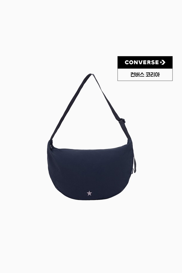 컨버스 시티 메신저 백 블랙 UA5820-023은 캐주얼, 미니멀 스타일을 추구하는 여성 고객을 위한 가방입니다. 넉넉한 수납 공간을 제공하는 미디엄 사이즈의 나일론 소재 메신저 백으로, 일상생활에서 활용하기 좋습니다. 블랙 컬러에 컨버스 로고가 포인트로 디자인되었으며, 반원 형태의 가방 모양과 지퍼형 잠금 방식으로 실용성을 더했습니다. 크로스백 형태로 편안하게 착용할 수 있어 데일리 가방으로 적합합니다.
