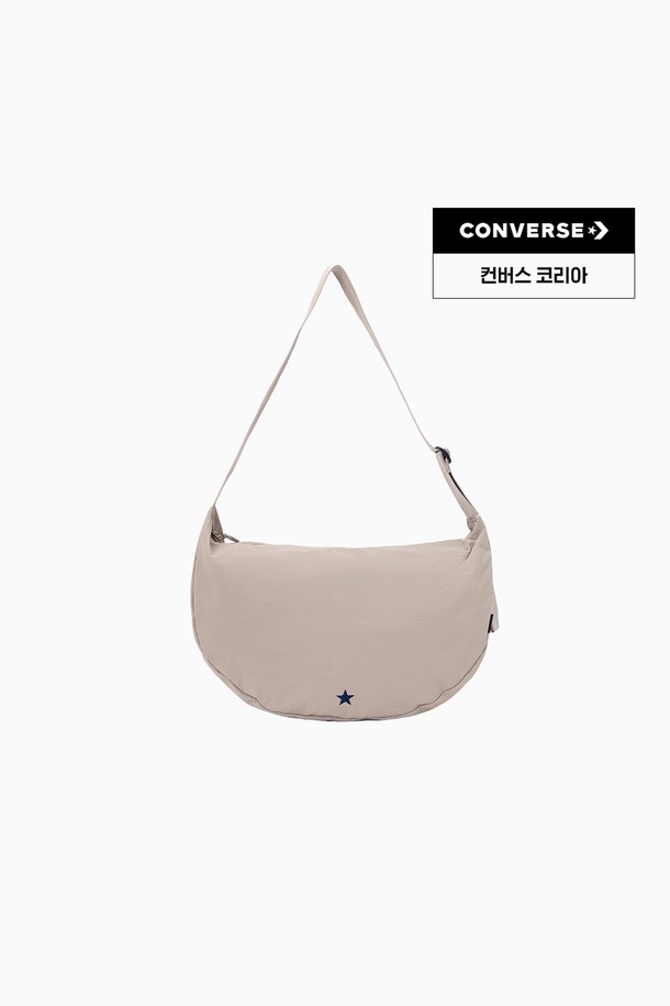 [컨버스] 시티 메신저 백 빈티지 카고 UA5820-X9V는 베이지 색상의 여성용 메신저백입니다. 나일론 소재로 제작되어 튼튼하며, 미디엄 사이즈로 일상생활에서 넉넉한 수납이 가능합니다. 가방 전면에 컨버스 로고가 포인트로 들어가 있으며, 반원 형태의 디자인과 지퍼형 잠금 방식으로 실용성을 더했습니다. 빈티지한 감성을 더하여 캐주얼, 미니멀, 클래식 스타일의 출근룩과 모임룩에 모두 잘 어울립니다.
