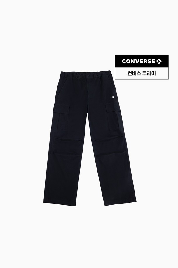 컨버스 워크웨어 카고 우븐 팬츠 블랙 MCJ122-023은 남녀 모두 착용 가능한 루즈핏 카고 팬츠입니다. 우븐 소재로 제작되어 편안한 착용감을 제공하며, 캐주얼 및 워크웨어 스타일을 연출하기 좋습니다. 무지 디자인에 블랙 컬러로, 다양한 상의와 손쉽게 매치하여 미니멀한 룩을 완성할 수 있습니다. 일상생활에서 활용하기 좋은 실용적인 아이템입니다. 
