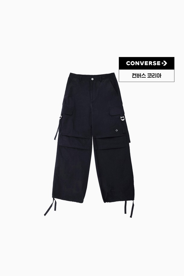 [컨버스] 워크웨어 카고 우븐 팬츠 블랙 WCJ139-023은 남성용 카고 팬츠입니다. 블랙 컬러의 무지 디자인으로, 캐주얼 및 스트릿 스타일을 연출하기 좋습니다. 봄, 여름, 가을에 착용하기 적합하며, 얇은 두께감과 뻣뻣한 촉감의 우븐 소재로 제작되었습니다. 레귤러핏으로 편안하게 착용 가능하며, 카고 포켓과 스트링 디테일로 실용성을 더했습니다. 일상 속에서 미니멀한 스타일까지 소화할 수 있는 활용도 높은 아이템입니다.

