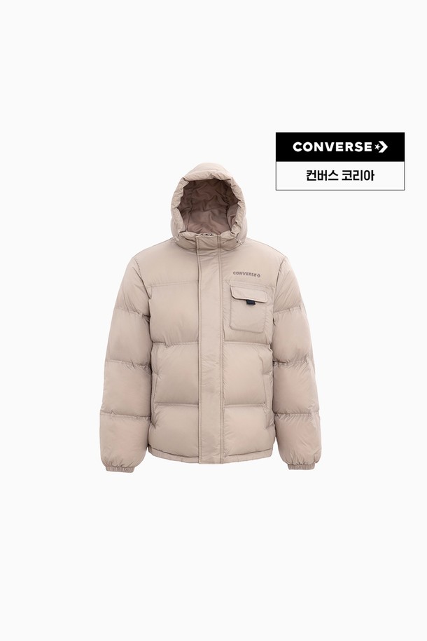 [컨버스] 퍼피 후디 패디드 재킷 빈티지 카고 UCJ146-X9V는 캐주얼과 스트릿 스타일을 동시에 즐길 수 있는 공용 패딩 재킷입니다. 부드러운 촉감의 나일론 소재와 두꺼운 두께감으로 겨울철 보온성을 높였습니다. 크롭 기장에 오버핏으로 디자인되었으며, 후드와 카고 포켓 디테일이 특징입니다. 집업 방식으로 편안하게 착용 가능하며, 여행룩이나 캠핑룩에 활용하기 좋습니다. 베이지 컬러에 무지 패턴으로 미니멀한 스타일 연출이 용이합니다.

