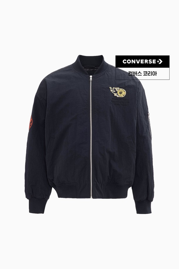 컨버스 [컨버스] 봄버 패디드 재킷 블랙 MCJ127-023은 일상과 출근룩에 모두 잘 어울리는 공용 봄버 재킷입니다. 스포티한 무드와 캐주얼 스타일을 동시에 연출할 수 있으며, 레귤러 핏에 레귤러 기장으로 편안한 착용감을 제공합니다. 부드러운 촉감의 나일론 소재와 두꺼운 두께감으로 제작되어, 간절기 날씨에 따뜻함을 더해줍니다. 집업 스타일의 긴 소매 패딩 재킷으로, 패디드 충전재가 특징입니다.
