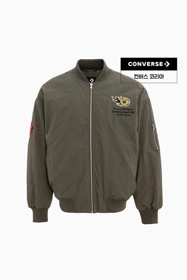 컨버스 봄버 패디드 재킷 그레이프 리프 MCJ127-E48는 캐주얼 및 스포티 스타일을 모두 소화할 수 있는 공용 아우터입니다. 봄, 가을 시즌에 적합하며, 톤 다운된 그레이프 리프와 카키 컬러로 출시되었습니다. 레귤러핏의 레귤러 기장으로 편안한 착용감을 제공하며, 두꺼운 두께의 패디드 코트 타입으로 보온성을 높였습니다. 긴 소매와 집업 여밈 방식, 그리고 패치 디테일이 돋보이는 디자인으로, 일상생활에서 개성 있는 스타일을 연출할 수 있습니다.
