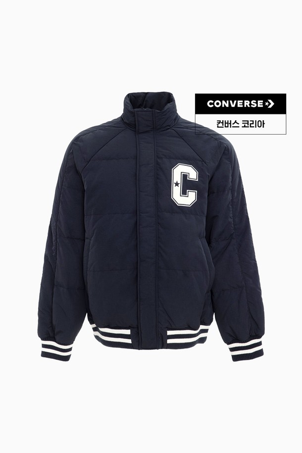 [컨버스] 레트로 커머셜 다운 재킷 블랙 UCJ090-023은 겨울철 따뜻함과 스타일을 동시에 만족시키는 공용 다운 재킷입니다. 블랙 컬러의 무지 디자인으로 어떤 옷에도 쉽게 매치할 수 있으며, 레귤러핏으로 편안한 착용감을 제공합니다. 두꺼운 두께감과 부드러운 촉감의 나일론 소재를 사용하여 보온성을 높였습니다. 긴 소매와 소매 스트라이프 디테일, 로고 패치가 스포티하고 캐주얼한 무드를 더합니다. 집업 방식으로 간편하게 착용 가능하며, 일상생활에서 폭넓게 활용할 수 있습니다.
