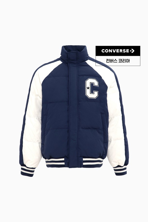 컨버스 레트로 커머셜 다운 재킷 네이비 UCJ090-BFK는 겨울철 일상룩과 출근룩, 여행룩에 모두 잘 어울리는 다운 재킷입니다. 넉넉한 레귤러핏에 집업 스타일로 편안하게 착용 가능하며, 두꺼운 두께감으로 뛰어난 보온성을 제공합니다. 부드러운 촉감의 나일론 소재와 배색 디자인, 리브 디테일이 스포티하면서도 캐주얼한 무드를 연출합니다. 네이비 컬러와 로고 패턴으로 미니멀하고 세련된 스타일을 완성해 보세요. 긴 소매 기장의 숏패딩으로, 다양한 코디에 활용하기 좋습니다.
