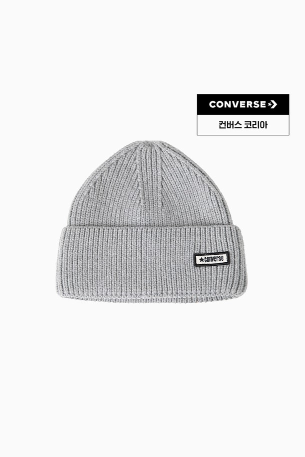 [컨버스] 헤비 니들 비니 라이트 레트로 그레이 UA5853-GGN은 부드러운 니트 소재로 제작되어 가을과 겨울철에 따뜻하게 착용할 수 있는 비니입니다. 톤 다운된 레트로 그레이 컬러와 골지 패턴이 적용되어 캐주얼, 클래식, 미니멀 스타일을 소화하기 좋습니다. 일상, 출근룩, 캠핑룩 등 다양한 TPO에 활용할 수 있으며, 두꺼운 두께감과 헤비 니들 디자인으로 포근한 착용감을 선사합니다. 컨버스 로고 장식이 디자인의 포인트를 더합니다. 일반적인 모자 깊이로 편안하게 착용 가능합니다.
