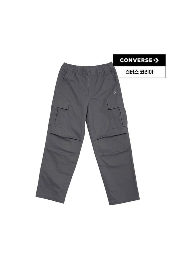 [컨버스] 워크웨어 카고 우븐 팬츠 클래식 그레이 MCJ122-GFY는 캐주얼, 스트리트, 미니멀 스타일을 추구하는 남녀 모두에게 어울리는 바지입니다. 봄, 여름 시즌에 적합하며, 얇은 두께감의 우븐 소재로 제작되어 편안한 착용감을 제공합니다. 레귤러핏으로 디자인되어 활동성이 뛰어나며, 무지 스타일의 클래식한 디자인은 어떤 상의와도 쉽게 매치할 수 있습니다. 카고 포켓 디테일이 돋보이는 이 그레이 컬러의 카고 팬츠는 일상복으로 활용하기 좋습니다.
