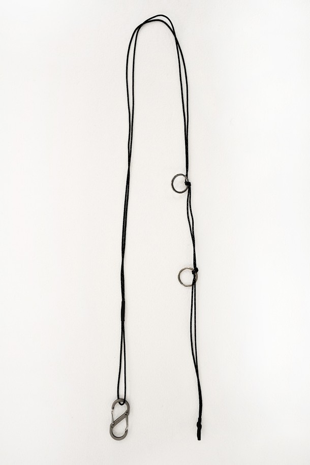 블랙 색상의 카라비너 코드 벨트입니다. 폴리에스테르 소재로 제작되었으며, 일상복에 활용하기 좋습니다. 카라비너와 로고 디자인, 고무 마감으로 포인트를 더했습니다. 사이즈 조절이 가능하며, 카라비너 여밈 방식으로 간편하게 착용할 수 있습니다. 캐주얼, 미니멀, 시크 스타일을 즐기는 분들께 '동네 마실룩' 또는 '여행룩' 연출을 위한 다용도 액세서리로 추천합니다.
