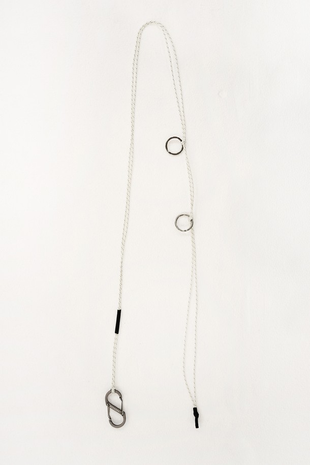 카라비너 코드 벨트 (화이트)는 캐주얼, 미니멀, 스트리트 스타일을 아우르는 벨트입니다. 동네 마실룩, 여행룩, 산책룩 등 다양한 TPO에 활용하기 좋습니다. 폴리에스테르 소재로 제작되었으며, 카라비너 여밈 방식과 사이즈 조절 기능을 갖췄습니다. 벨트 전면에는 로고 패턴이, 끝부분은 고무 마감 처리되어 디자인의 완성도를 높였습니다. 다용도 악세서리로 활용 가능하여 개성 있는 연출을 돕습니다.
