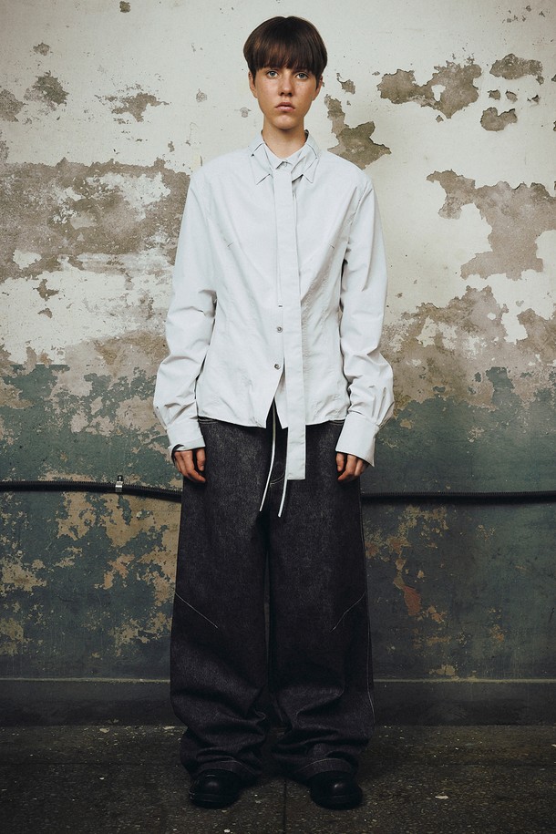 2-TONE 와이드 데님 팬츠 (Grey)는 캐주얼, 스트리트, 미니멀 스타일을 즐기는 남성을 위한 데님 팬츠입니다. 봄, 가을에 적합하며, 동네 마실룩, 여행룩, 가을 나들이룩에 잘 어울립니다. 와이드 핏으로 편안함을 더하고, 허리 조절이 가능한 신치 스트랩이 있어 맞춤형 착용감을 제공합니다. 무릎 부분 다트 디테일과 백 포켓 포토 프린트, 전체 그래픽 패턴은 유니크한 스타일을 연출하며, 지퍼 플라이와 벨트 루프, 2개의 포켓으로 실용성을 더했습니다. 데님과 코튼 혼방 소재로 제작되어 편안한 착용감을 선사합니다.
